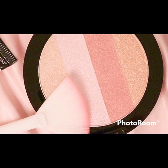 😍 MEGAGLO ILLUMINATING PALETTE 😍 - Picture 2 of 8